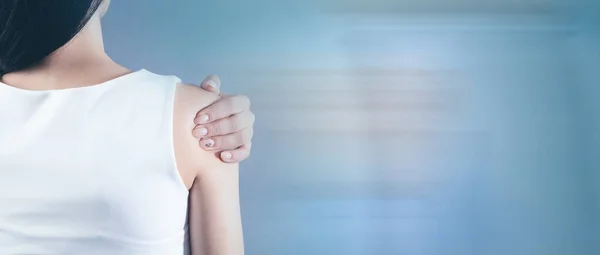 Young Woman Has Shoulder Pain — Stock Photo, Image