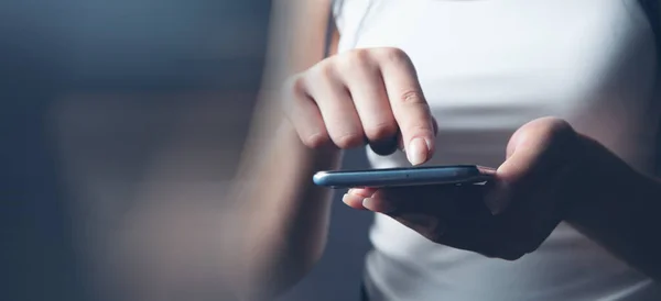 Una Joven Para Con Teléfono — Foto de Stock