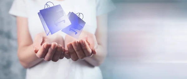 Mulher Segurando Pacotes Virtuais Para Compra Online Cesto Compras — Fotografia de Stock