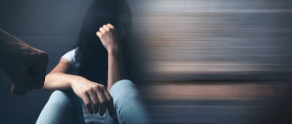 Муж хочет ударить жену. домашнее насилие