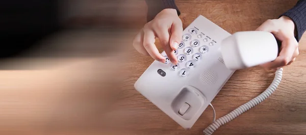 Een Vrouw Belt Een Nummer Een Thuis Bekabelde Telefoon — Stockfoto