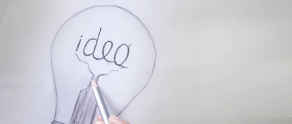 Gadis Itu Menggambar Bola Lampu Atas Kertas Konsep Ide — Stok Foto