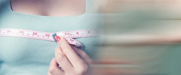 小女孩测量她的乳房 — 图库照片