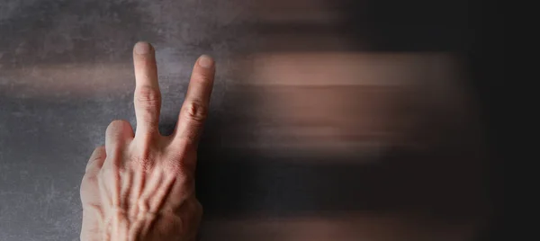 Männliche Hand Zeigt Friedenszeichen — Stockfoto