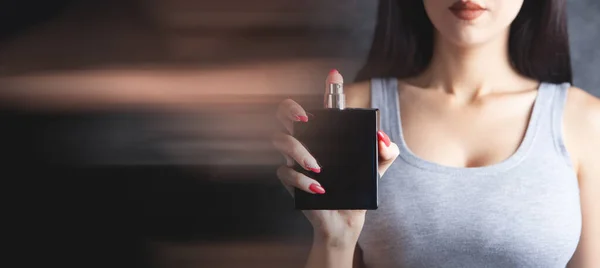 Mujer Sosteniendo Una Botella Perfume — Foto de Stock