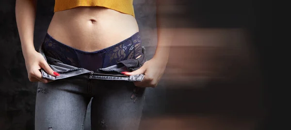 Mädchen Sexy Zieht Ihre Hose Aus — Stockfoto
