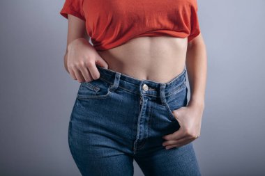 Kot içinde poz veren genç kadın