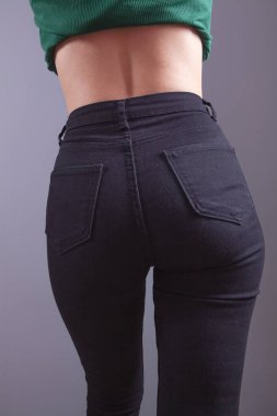 Kot içinde poz veren genç kadın