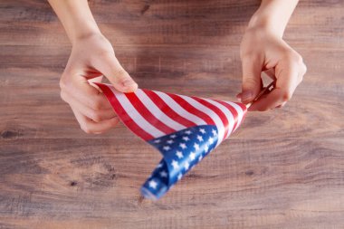 Masada Amerika bayrağını tutan kadın