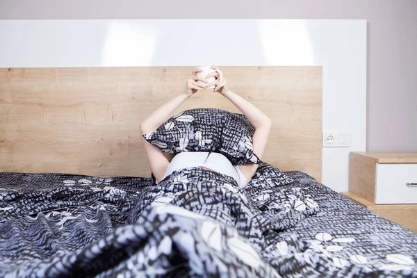 Menina Bebendo Café Cama — Fotografia de Stock