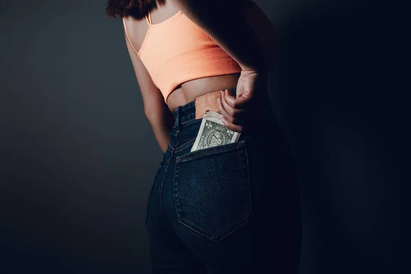 Jovem Menina Coloca Dinheiro Seu Bolso — Fotografia de Stock