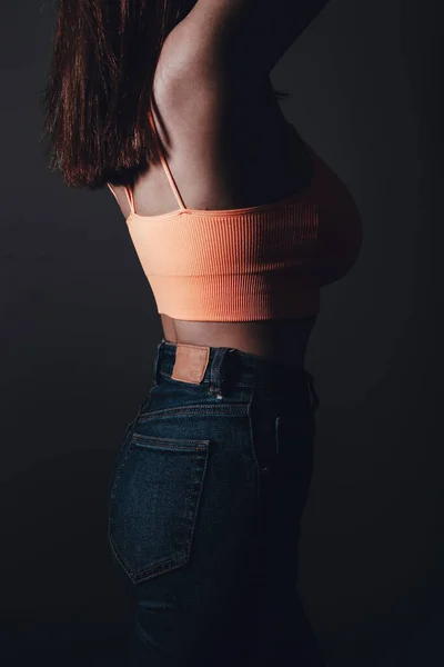Junge Frau Posiert Jeans — Stockfoto