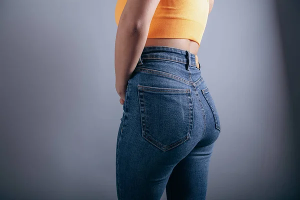 Jovem Posando Jeans — Fotografia de Stock