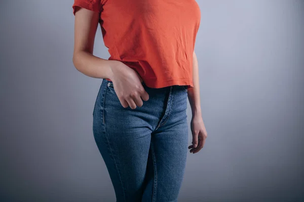 Jonge Vrouw Poseren Jeans — Stockfoto
