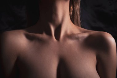 Seksi kız çıplak vücut pozu veriyor.