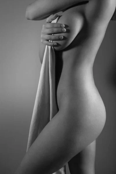 Jovem Mulher Coberto Seu Corpo Com Uma Toalha — Fotografia de Stock
