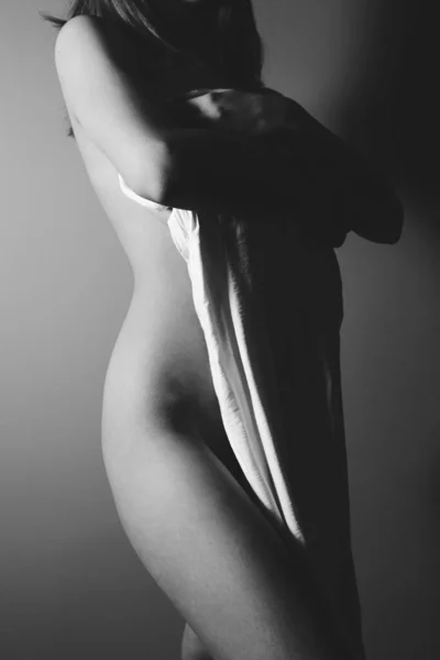 Mladá Žena Zakryla Své Nahé Tělo Ručníkem — Stock fotografie