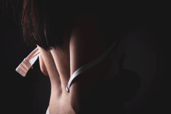 Сексуальна Дівчина Знімає Бюстгальтер — стокове фото
