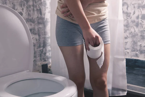 Mädchen Hält Toilettenpapier Den Händen — Stockfoto