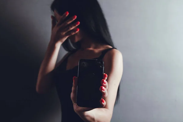 Молода Дівчина Тримає Зламаний Телефон — стокове фото