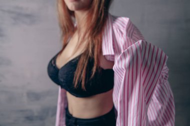 Genç ve seksi kadın elbiselerini çıkarıyor.