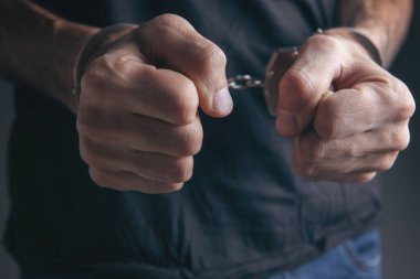 Suçlu kavramına kelepçelenmiş adamlar