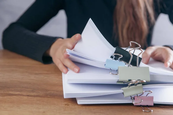 Vrouw Controleert Papieren Voor Tafel — Stockfoto