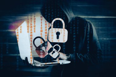 Kapüşonlu hacker kilidi kırar.