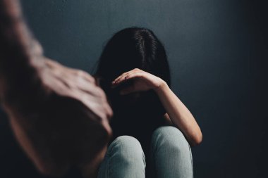 Koca karısına vurmak istiyor. ev içi şiddet