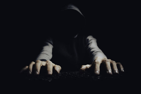 Кибербезопасность, хакер с толстовкой