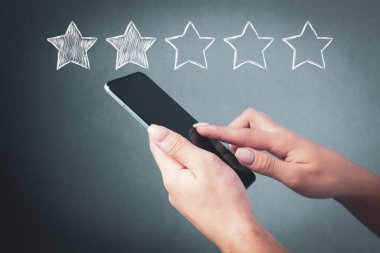 Değerlendirme için beş yıldız. Elinde telefon tutan bir kız. çevrimiçi değer biçme
