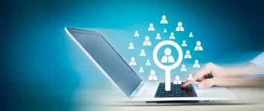 Dizüstü bilgisayar büyüteçlerinde ve insanların simgelerinde. insanlar arıyor