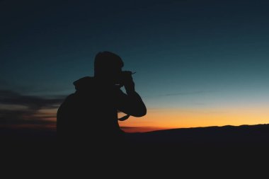 Fotoğrafçı seyahat eder ve güzel manzaralar çeker.