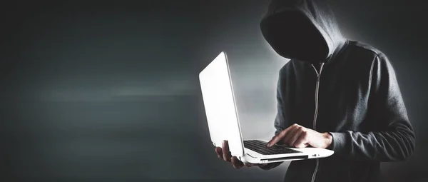 Hacker Com Laptop Criminalidade Informática — Fotografia de Stock
