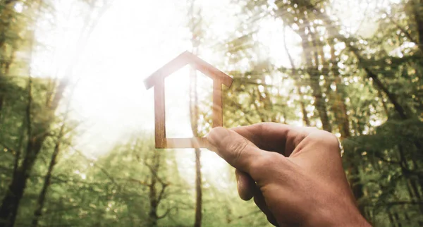 Eco house simge doğada tutan el