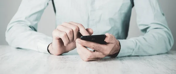 Homem Usando Seu Telefone Celular — Fotografia de Stock