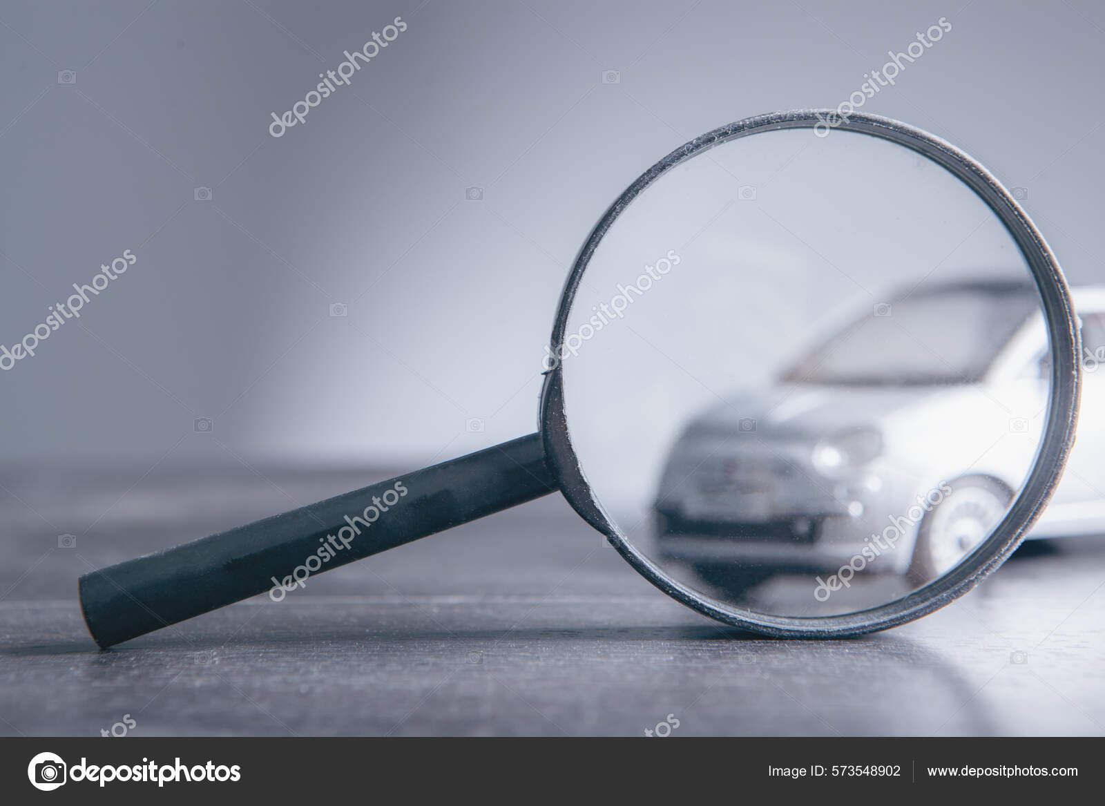Увеличительное Стекло Автомобиль Поиска Автомобиля Стоковое Фото.