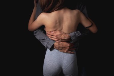 Genç çiftler seksidir. Elbiseli kadın