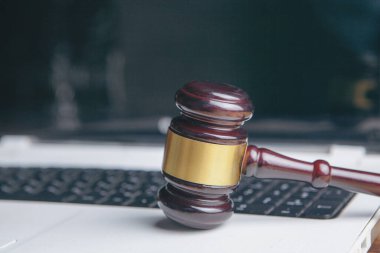 Çekiç ve bilgisayar klavyesinin görüntüsünü kapat.