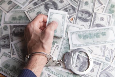 Masaya kelepçeli ve paralı.