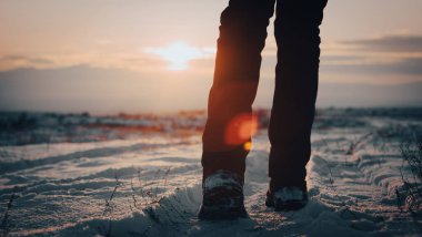 Erkek ayakları kışın karda yürür.