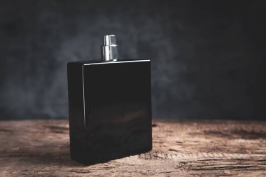 Tahta masadaki parfüm