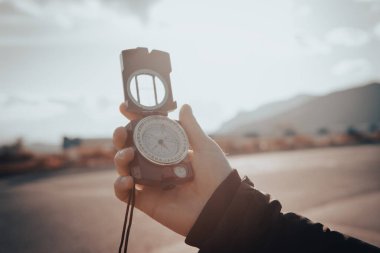 Eldeki pusula varış noktasını bul