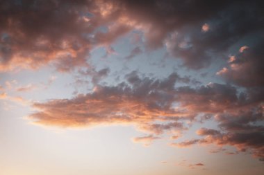 Gün batımında güzel gökyüzünü bulutlandır