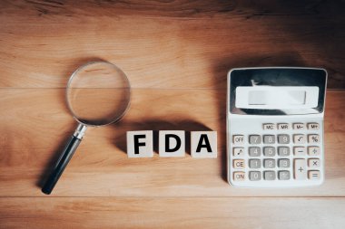 FDA metni bir küp üzerinde bir hesap makinesi ve bir büyüteç ile