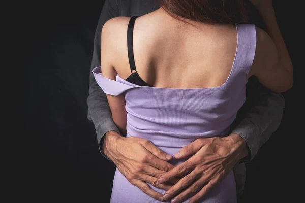 Pasangan Muda Yang Seksi Wanita Berpakaian — Stok Foto