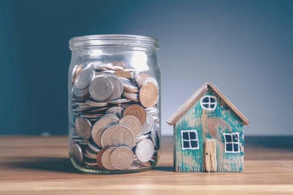 Ev ve kumbara masanın üstünde.