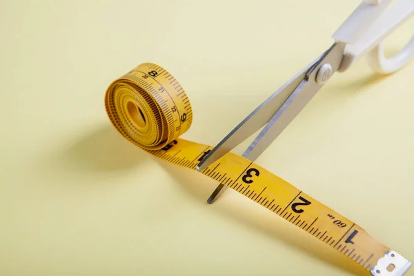 Ножницы Измерительная Лента Желтом Фоне — стоковое фото