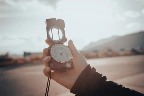 Bussola Mano Trovare Modo Destinazione — Foto Stock