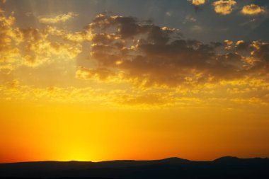 Gün batımında güzel gökyüzünü bulutlandır